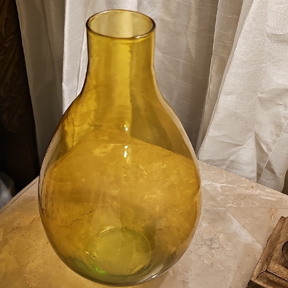 Elegant Yellow Green Glass Vase Brand New - Picture 3 of 4